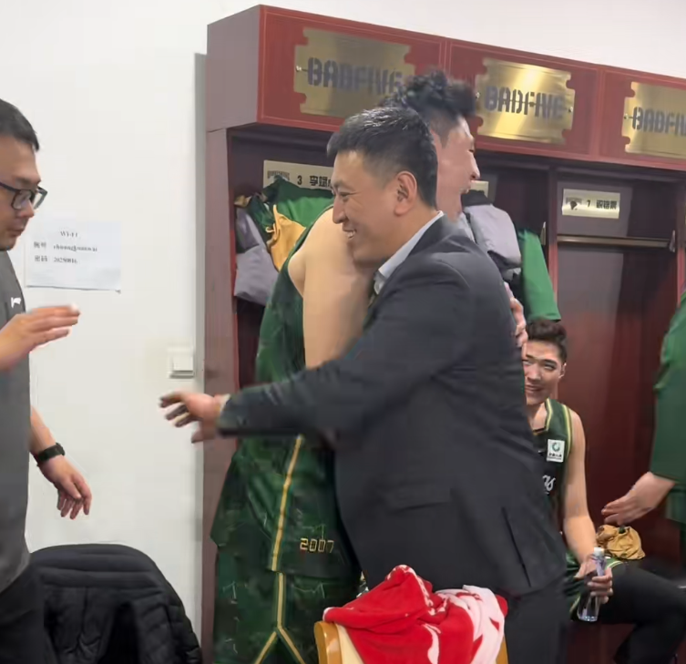 乐鱼体育官网登录-胜深圳更衣室！全员兴奋氛围极佳，汉兹领奖发懵，王世龙得金链子